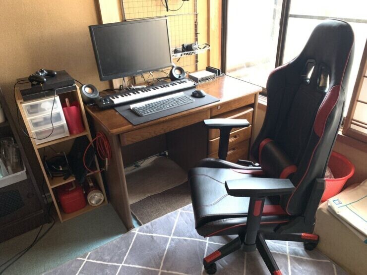 学習机とニトリのゲーミングチェアで構築した作業デスク
