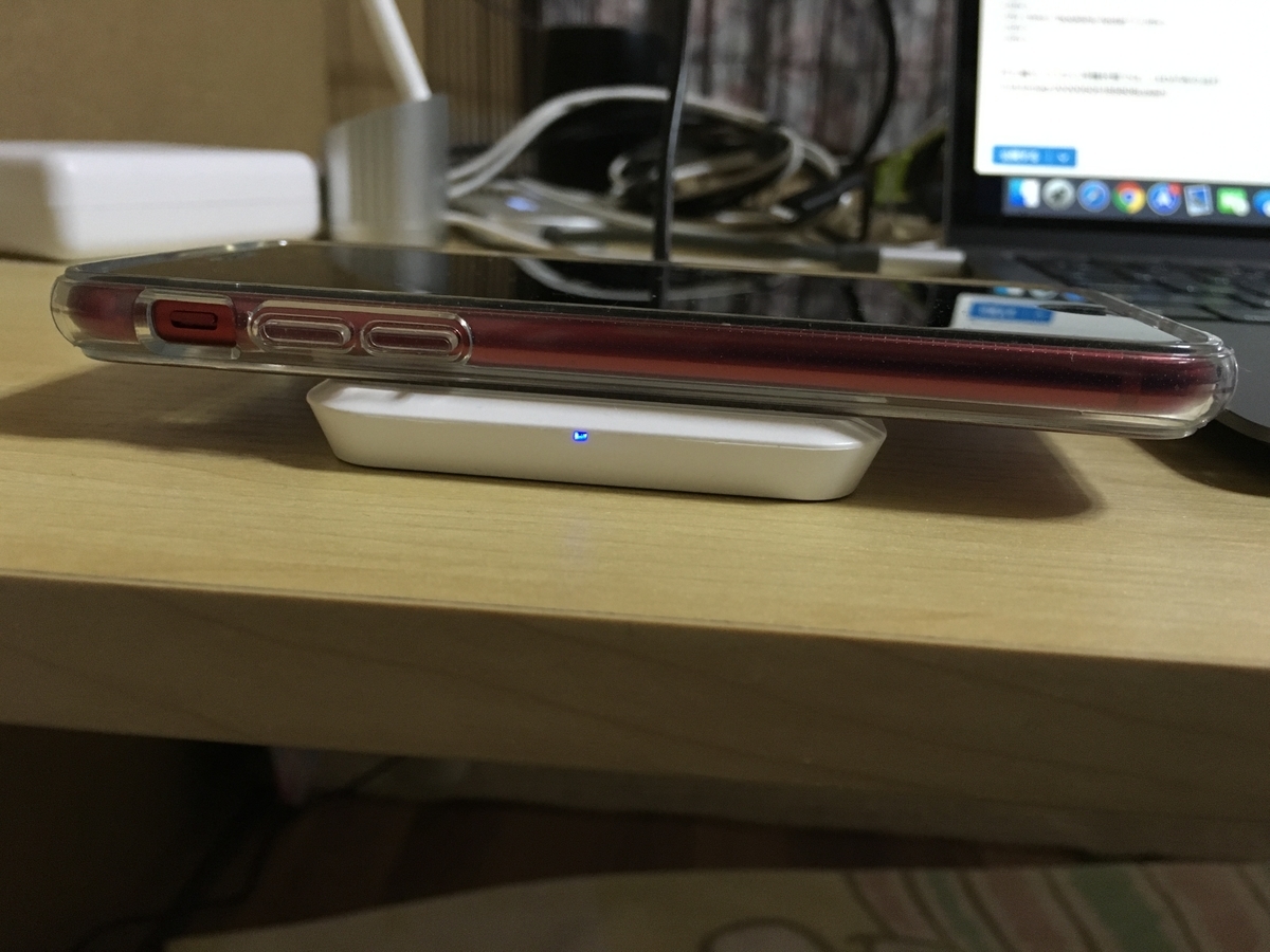 充電中のiPhone SE